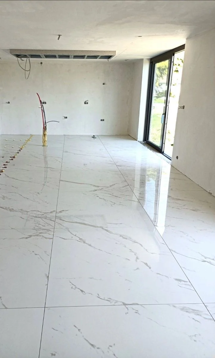 Large format marble tile floor